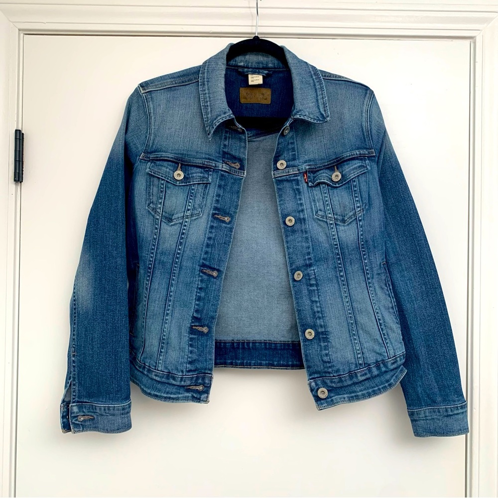Levi’s Jean Jacket. Excellent fabric condition. Elevated classic. Preppy Y2K.